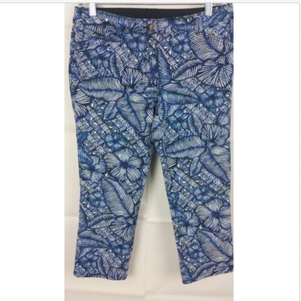 So Slimming chico's floral blue capri Size 28